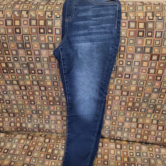 No Boundaries dark wash jeggings Designed to flatter every curve, flaxy comfy - Picture 3 of 4